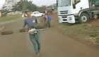 Vídeo: Homem usa motosserra para enfrentar caminhoneiros
