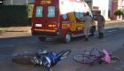 Motociclista colide com mulher e criança em bicicleta