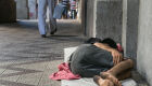 Universitários ajudam moradores de rua com roupas e lanches