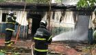 Vídeo: Bombeiros combatem incêndio em casa abandonada