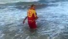 Imagens fortes: vídeo mostra jovem sendo socorrido logo após ataque de tubarão