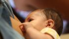 Três em cada cinco bebês não são amamentados na primeira hora de vida