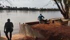 Ranchos pesqueiros com construção ilegal degradando margem do rio Ivinhema