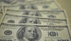 A moeda norte-americana fechou o primeiro pregão da semana em alta