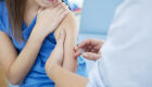 Vacinação de adolescentes contra HPV está acontecendo em todo o estado