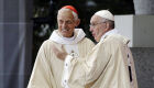 Cardeal Donald Wuerl (à esquerda, ao lado do papa Francisco) renunciou ao cargo de arcebispo de Washington.