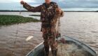 30 kg de pescado que estavam vivos nos petrechos foram soltos nos rios