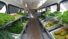 A comercialização dos produtos é feita no Ônibus Saladão, adaptado para ser um mercado itinerante, com gôndolas e umidificador de ar