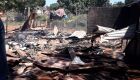 A casa de madeira ficou totalmente destruída após o incêndio; Débora está morando com a mãe até conseguir construir uma nova casa