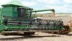 Colheita em um campo de soja em Goiás; Exportação do grão bateu recorde no mês