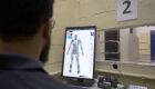 O scanner corporal é concebido com tecnologia de ponta, a baixa dose de raios-X, gastando apenas sete segundos para realizar a inspeção