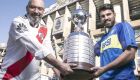 Torcedores de Boca e River tiram foto com uma replica da Taça da Libertadores em Madri