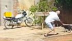 O idoso deu pauladas no animal e fraturou uma das patas do cão
