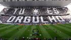 Torcida corintiana fazendo a festa nas arquibancadas da Arena Corinthians