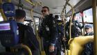 Agentes federais realizando a segurança dentro dos ônibus coletivos da cidade