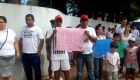 Manifestantes pedem justiça em frente a escola em que a garota estudava