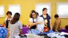 Calçados, roupas e brinquedos são oferecidos por um valor simbólico