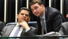 O presidente do Senado, Davi Alcolumbre (esq.), conversa com o senador Flávio Bolsonaro (PSL) durante sessão