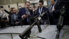 Presidente da indústria Taurus, Salésio Nuhs, mostra armas ao ministro da Justiça e Segurança Pública, Sergio Moro, no estande da empresa durante a Laad