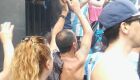 Gabriel Aranda, torcedor do Racing, com o crânio do avô nas ruas
