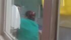 Vídeo: técnica de enfermagem é agredida em hospital pelo ex-marido