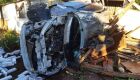 O carro ficou destruído após a capotagem