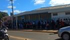 A fila se estendeu para fora da Unidade Básica de Saúde do bairro Tiradentes