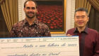Eduardo Bolsonaro publicou em seu Intagram a foto com o cheque dado por Jackson Widjaja