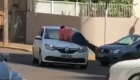 Vídeo mostra homem sendo “atropelado” em briga de trânsito
