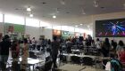 Imagens que estão circulando pelas redes sociais mostram jovem com marca de sangue na perna esquerda