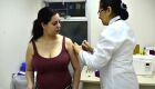 O calendário nacional de vacinação do Ministério da Saúde recomenda que as gestantes estejam em dia com a vacina contra a hepatite B