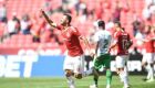 Rodrigo Lindoso comemora gol marcado na reta final de partida, em Porto Alegre