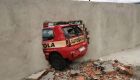Carro da auto escola, após bater em muro do Detran em Curitiba
