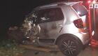 Carro de passeio ficou com a frente totalmente destruída