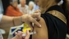 Segundo a pesquisa, 54% dos brasileiros consideram as vacinas totalmente seguras