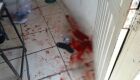 Marcas de sangue dentro da sala invadida pelo adolescente armado