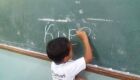 Klebinho escrevendo seu nome na escola