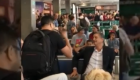 O deputado Dagoberto Nogueira sendo hostilizado no aeroporto da capital