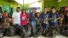 Equipe da Gedel durante entrega de tênis às crianças e adolescentes do Dom Antônio Barbosa