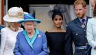 A rainha Elizabeth II (esq), a duquesa de Sussex, Meghan Markle (c) e o príncipe Henry (dir), no palácio de Buckingham, em Londres, em 10 de julho de 2018
