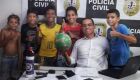 O momento de felicidade dos meninos ganhando a nova bola foi registrado pela equipe