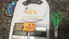 Balan&ccedil;a de precis&atilde;o e papelotes de crack encontrados com o suspeito