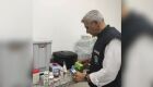 O superintendente do Procon-MS, Marcelo Salomão, avaliando produtos da clínica