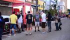Pessoas em frente a food truck durante o Reviva Cultura