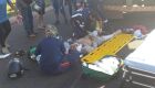 Motociclista sendo atendido após sofrer acidente