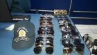 Óculos encontrados pela polícia em posse dos autores