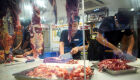Funcionários cortam carnes em restaurante de Shenzhen, na China