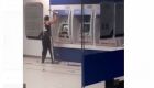 Ele usou uma marreta para quebrar 6 caixas eletrônicos da agência bancária da Caixa Econômica Federal
