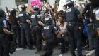 Policiais se ajoelham demonstrando apoio à protesto antirracista nos E.U.A