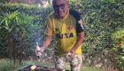 Na imagem, Queiroz aparece com uma camisa do Vasco e assando carne
